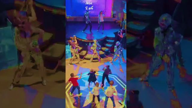 Бумажное шоу с зеркальными аниматорами на День Рождения ребенка — необычное развлечение от GO SHOW!