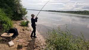 ВО ДАЁТ! ОБЛАВИЛ МЕНЯ! Рыбалка на Оке на донку и на удочку!