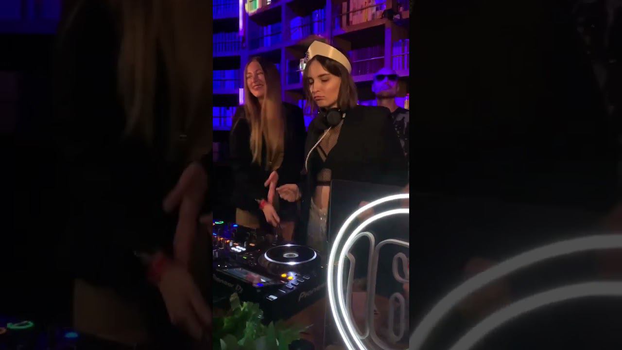 Wanna read books with us ? смотреть онлайн