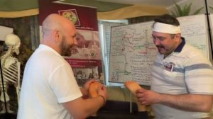 Обучение мануальной терапии. Техники на полу и скрутки. Ученики отрабатывают приемы друг на друге