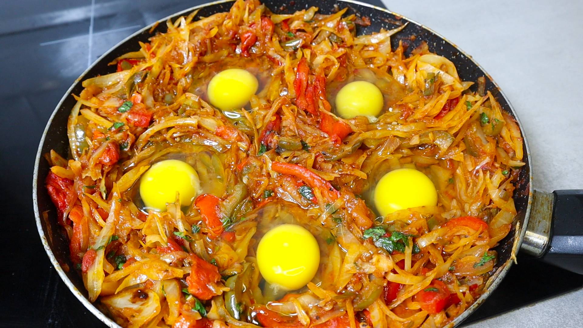 Беру капусту, яйца и готовлю ужин на всю семью, получается вкусное, нежное блюдо.