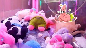 Выиграли много игрушек из автомата Хватайка.