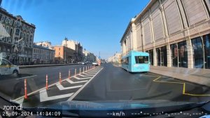 Вчера ехал по Лиговскому пр.
Мадам на Хундае раскорячилась посреди полосы, создав мне помеху
