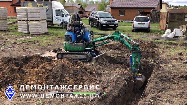 Аккуратно копаем траншеи под фундамент.