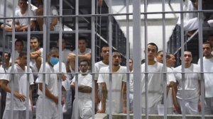 Así viven los pandilleros en el CECOT. La megacárcel de Bukele...