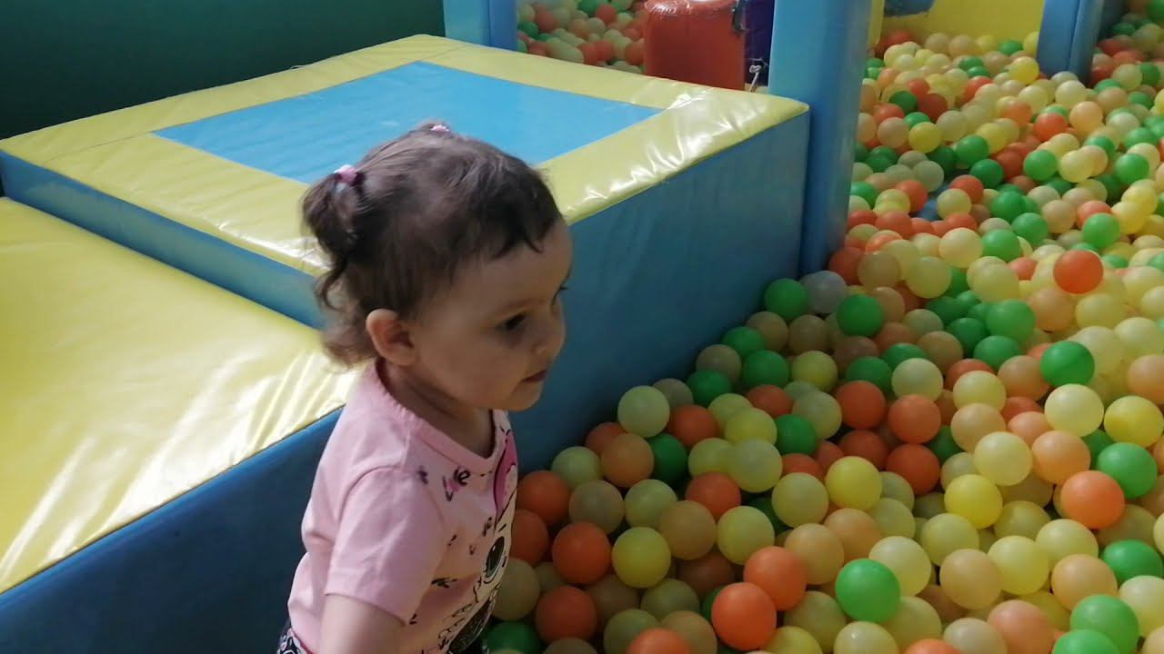 Детский развлекательный центр Балу! Играем в огромном бассейне с шариками. Часть 1 смотреть онлайн