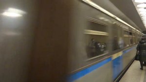 Поезд русич проезжает станцию метро Сретенский бульвар