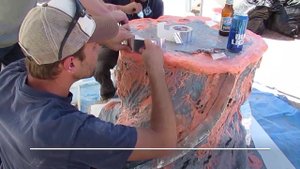 Выразительный деревянный пень из бетона