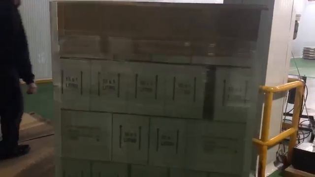 Упаковка оливкового масла в пленку на паллете