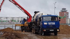 Бетонирование полов при помощи бетононасоса