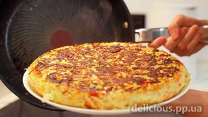 Простой и вкусный ужин из капусты на сковороде в виде пирога.