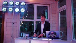 Свет на свадьбу. Подсветка лучами свадебного танца