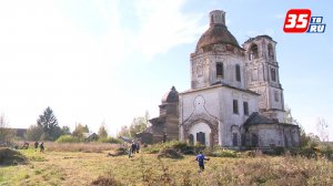 Территорию возле старинных храмов в Вашкинском округе привели в порядок волонтеры