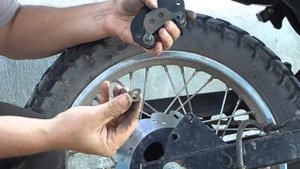 Как заменить задние тормозные колодки в мотоцикле