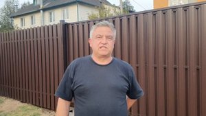 Красивый забор из евроштакетника с откатными воротами. Отзыв клиента.
