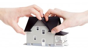 Не стали оформлять дарение нотариально и лишились квартиры