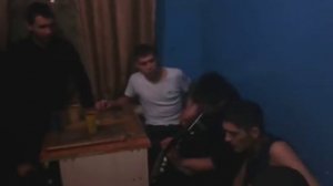 Цыган на нарах играют на гитаре