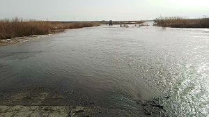 Вода идёт через дорогу 03.04.2024