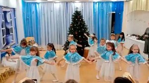 Танец Снегурочек в подготовительной группе