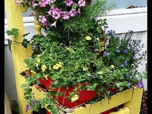 Как оформить клумбу своими руками. Клумба из старого стула