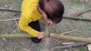 A 20-year-old single mother cuts trees to make a kitchen