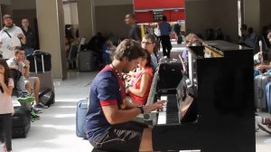 improvisation at the train station in paris