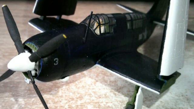 Revell 1/72 Curtiss SB2C Helldiver смотреть онлайн