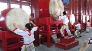 Пекин. Барабанная башня. Выступление барабанщиков.