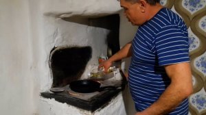 Принёс карабаса гибрида семейства карповых , и начал жарить на деревенской печи