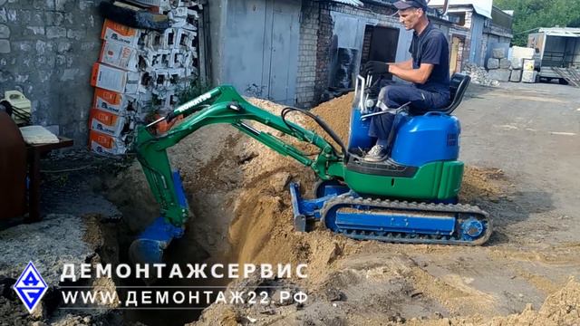 Копаем траншеи под водопровод.