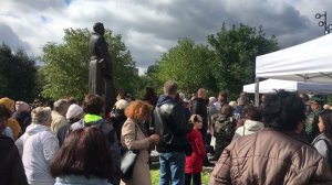 Возложение цветов в памятника и вечный огонь на экране