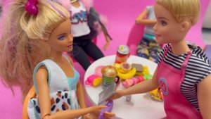 Подружки Barbie встречаются и идут вместе в ресторан ! 💖и вот что с ними произошло…