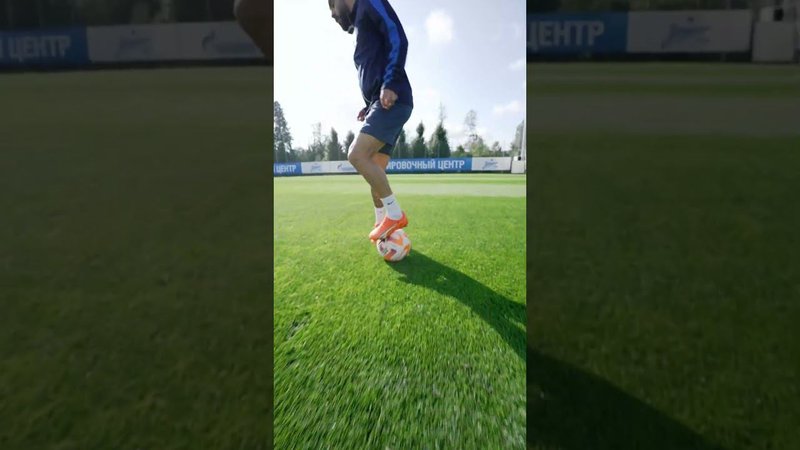 Клаудиньо показывает финты!