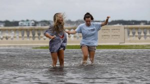 Ураган «Хелен» заливает города США и Кубы