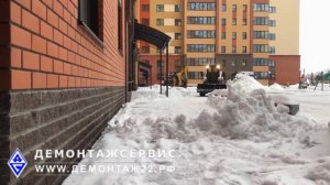 Надо почистить снег во дворе многоэтажного дома?