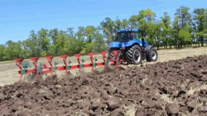 Демонстрация работы трактора New Holland с плугом Kverneland