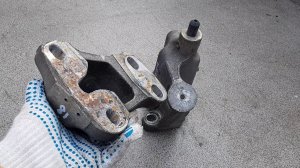 Опорные кронштейны подвески кабины Скания