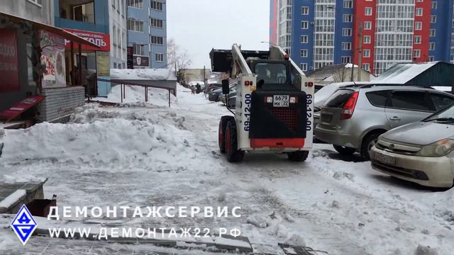 Чистим снег во дворе маленьким трактором