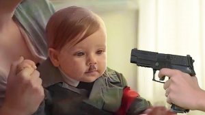 Он путешествует во времени в 1889 год, чтобы убить маленького Гитлера, но все идет не так