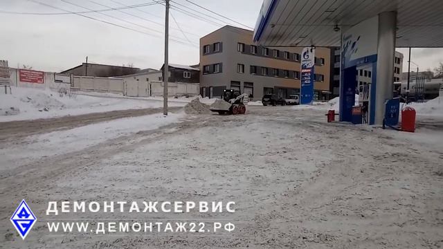 Уборка снега на АЗС мини-погрузчиком