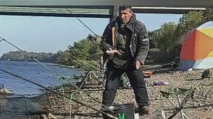 Занял место в ночь.Лещ и Сырть подошли на следующий день.Фидерная ловля на реке осенью.