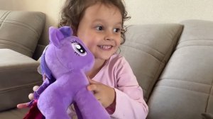 Обзор игрушек. Ёжик Соник, единороги, милые пони Искорка и Райти