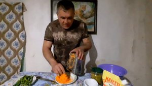 Жена отдыхает. Сытный салат, готовлю в избе