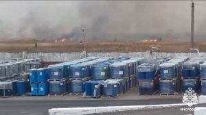 Сухая трава горит в Новоподклетном. Площадь пожара в Зареченском переулке — 2 га. 🔥