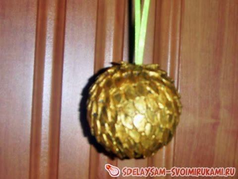 Новогодняя игрушка «Золотая шишка» смотреть онлайн