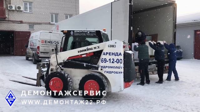Разгрузка фуры погрузчиком.