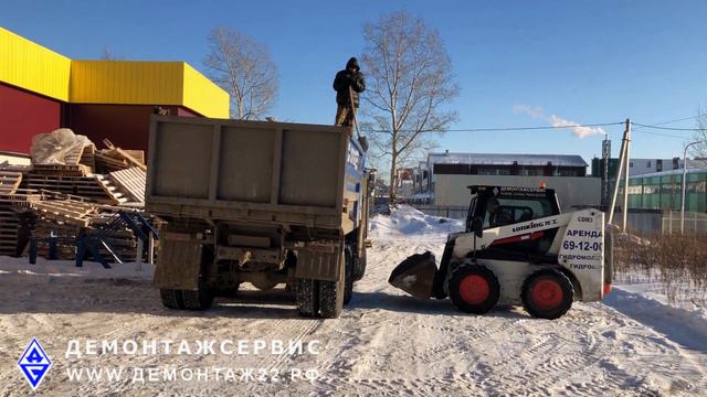 Вывозим мусор из помещения мини-погрузчиком