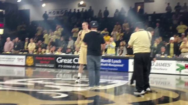 Oakland coach Greg Kampe honors senior Max Hooper and his father смотреть онлайн