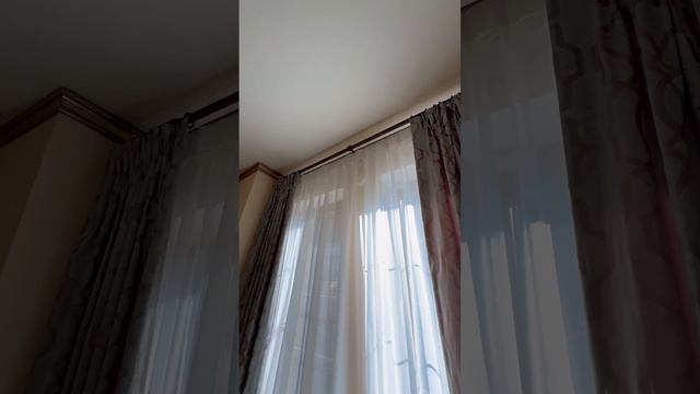 Римская штора и портьеры с принтом