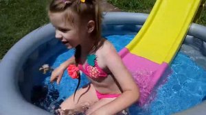 Купание с драконами в бассейне